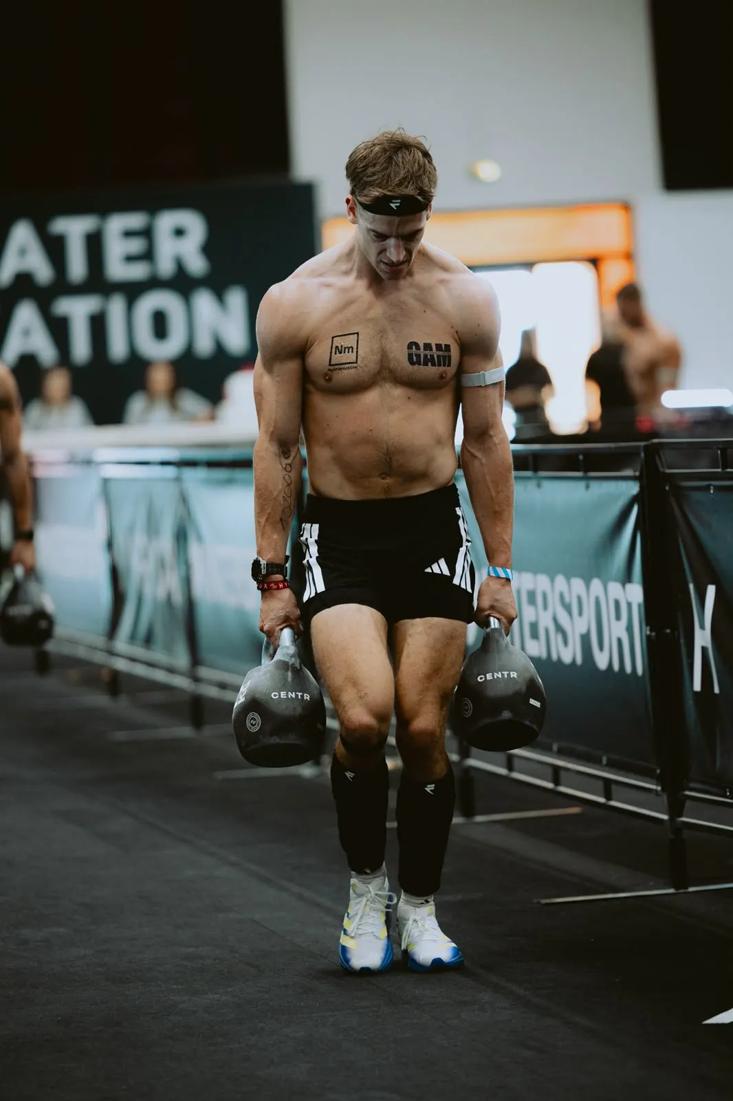 Quentin Garel en plein Farmers Carry lors d'une course Hyrox
